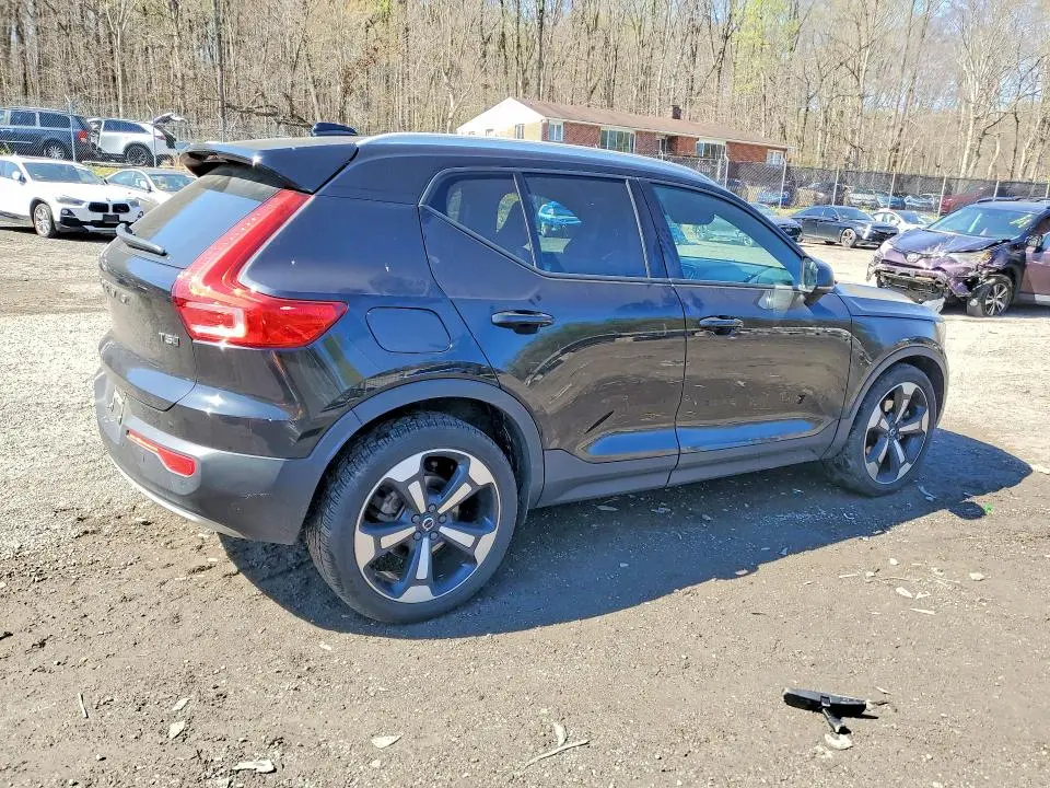 2020 VOLVO XC40 T5 MOMENTUM  