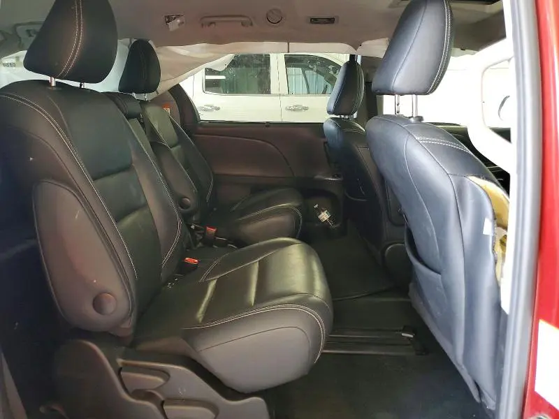 2016 TOYOTA SIENNA SE  