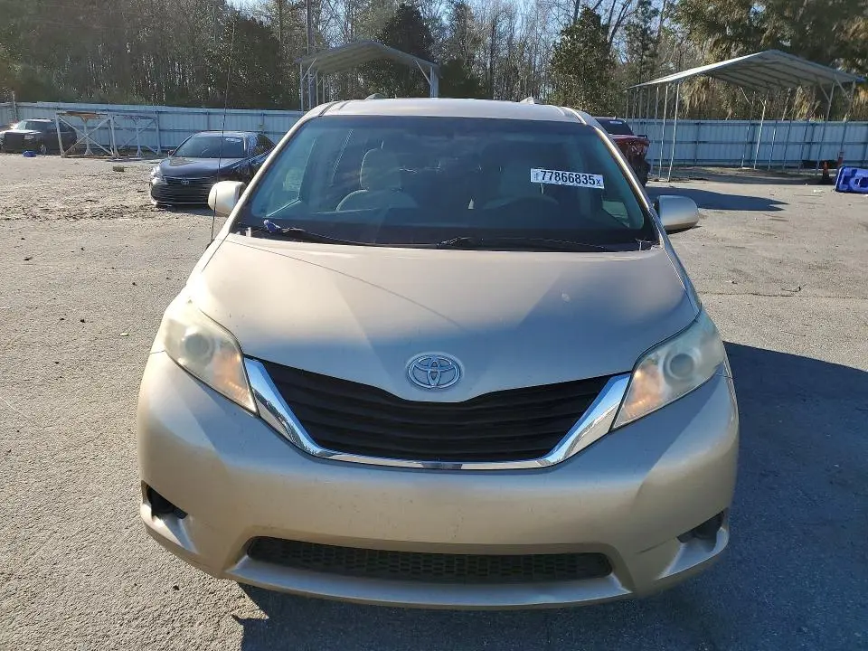 2011 TOYOTA SIENNA LE 8-PASSENGER  