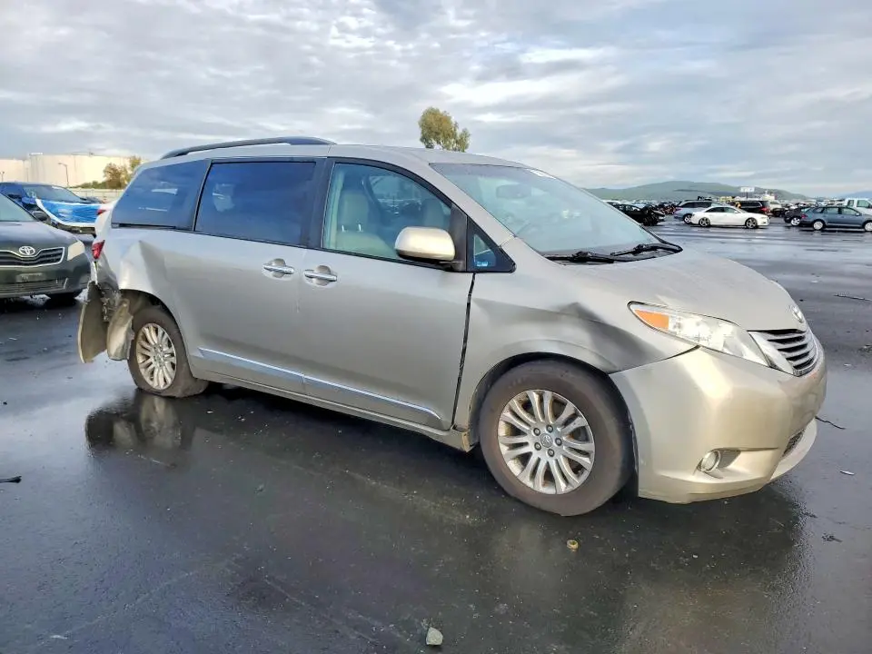2015 TOYOTA SIENNA XLE 8-PASSENGER  