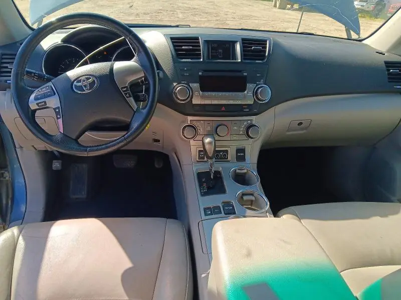 2011 TOYOTA HIGHLANDER SE  