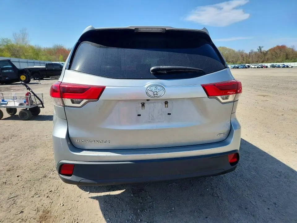 2017 TOYOTA HIGHLANDER LE  