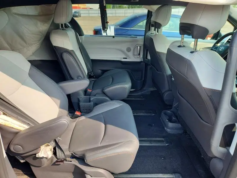 2021 TOYOTA SIENNA LE  