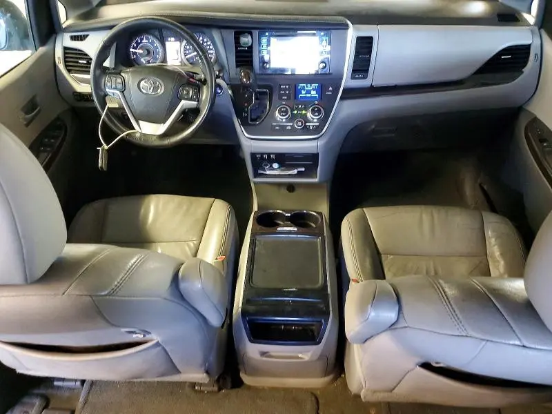 2016 TOYOTA SIENNA XLE  