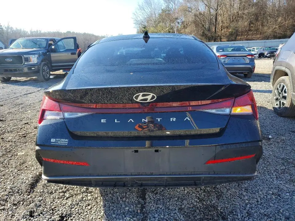2025 HYUNDAI ELANTRA SE  