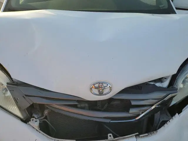 2011 TOYOTA SIENNA   