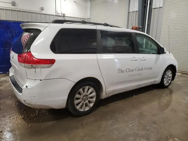 2013 TOYOTA SIENNA LE  