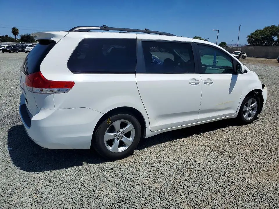 2012 TOYOTA SIENNA LE  