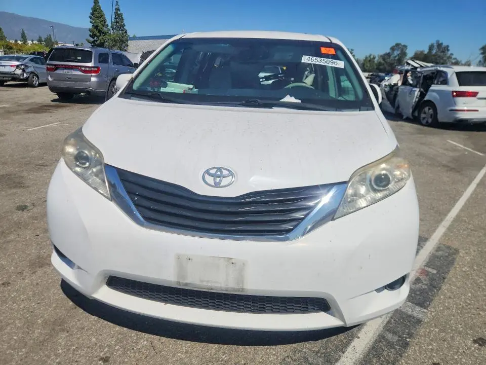 2014 TOYOTA SIENNA LE 8-PASSENGER  