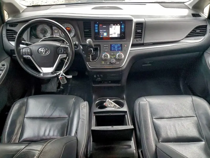 2016 TOYOTA SIENNA SE  