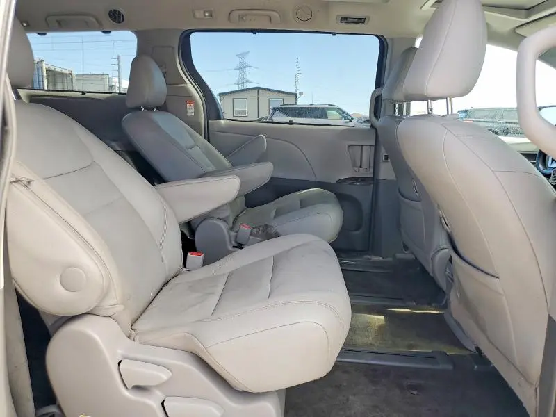 2017 TOYOTA SIENNA XLE PREMIUM 7-PASSENGER  