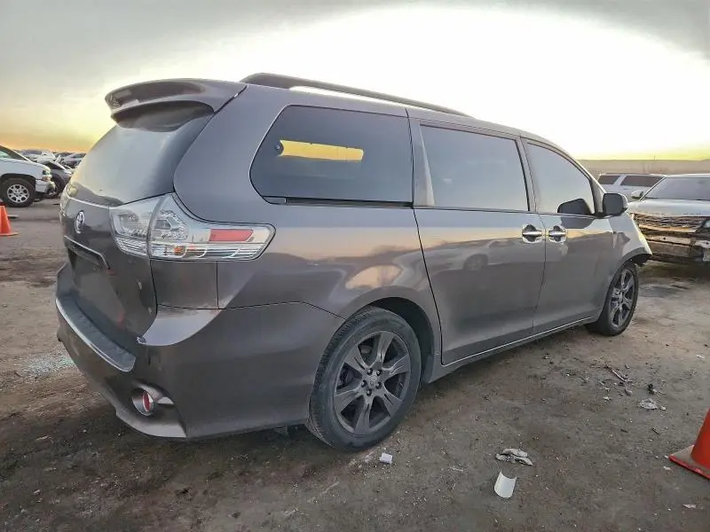 2017 TOYOTA SIENNA SE  