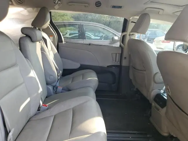 2020 TOYOTA SIENNA XLE  