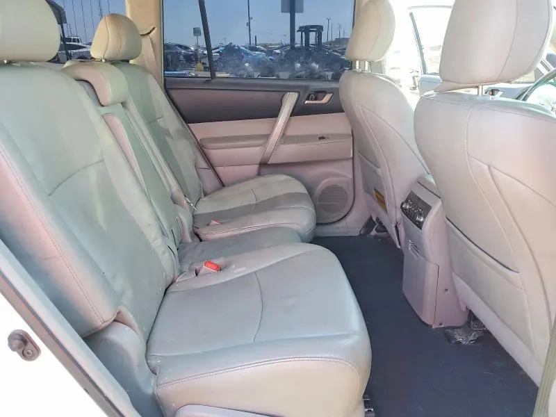 2012 TOYOTA HIGHLANDER SE  