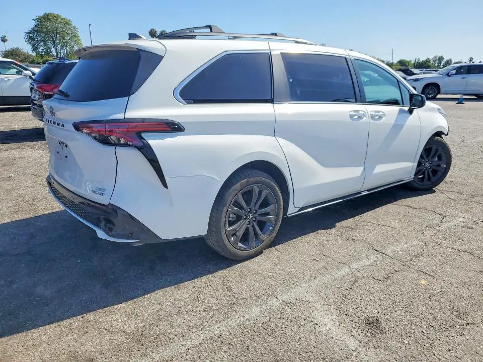 2022 TOYOTA SIENNA XSE  