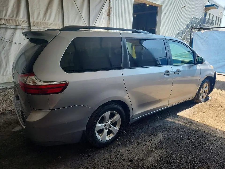 2017 TOYOTA SIENNA LE  