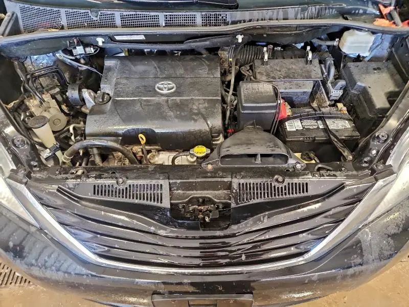 2013 TOYOTA SIENNA LE  