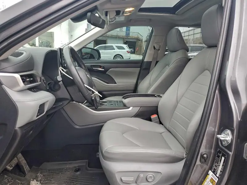 2022 TOYOTA HIGHLANDER XLE  