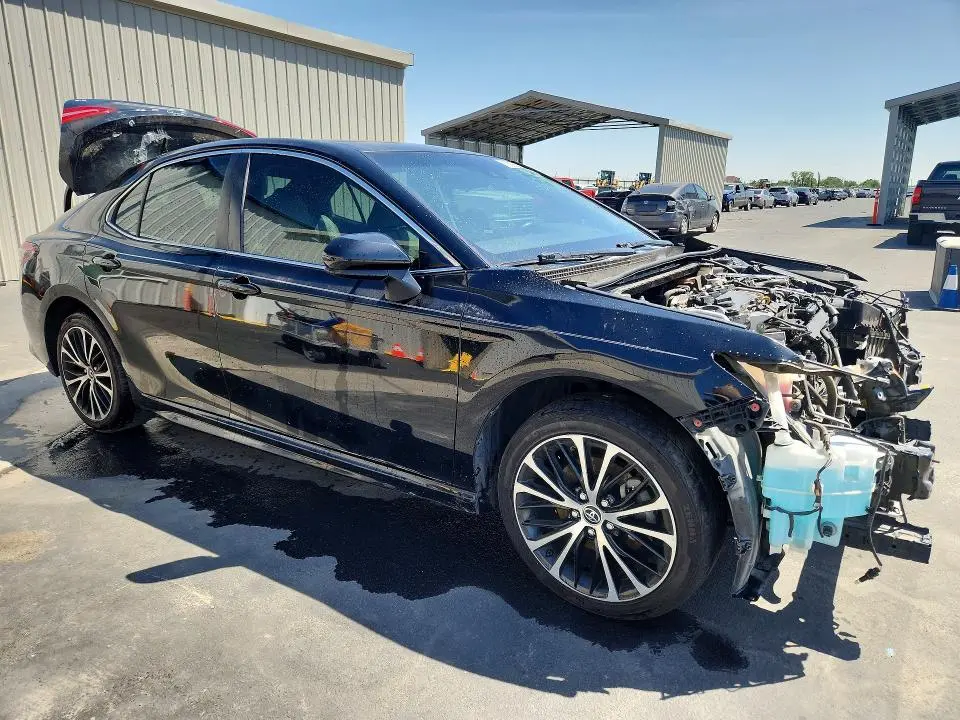 2018 TOYOTA CAMRY SE  