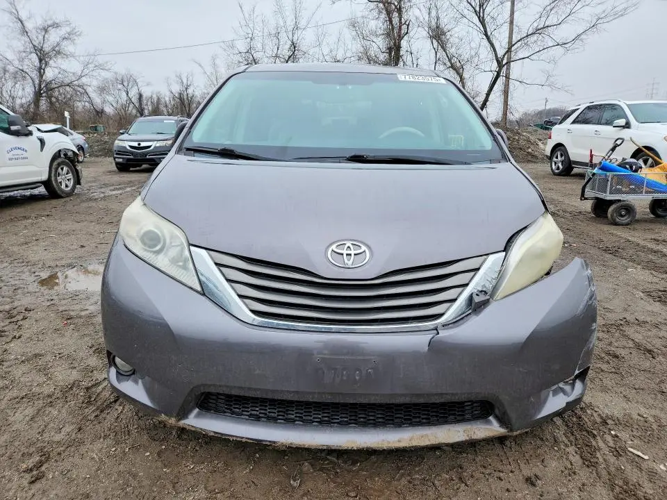 2011 TOYOTA SIENNA XLE  