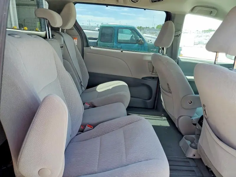 2018 TOYOTA SIENNA LE  