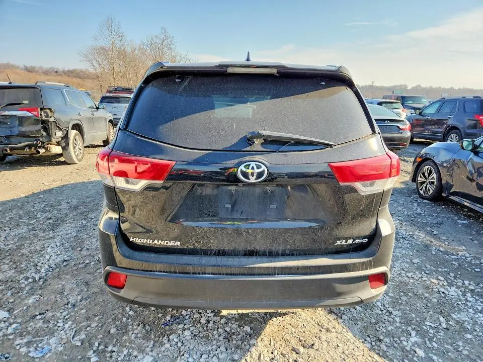 2019 TOYOTA HIGHLANDER SE  