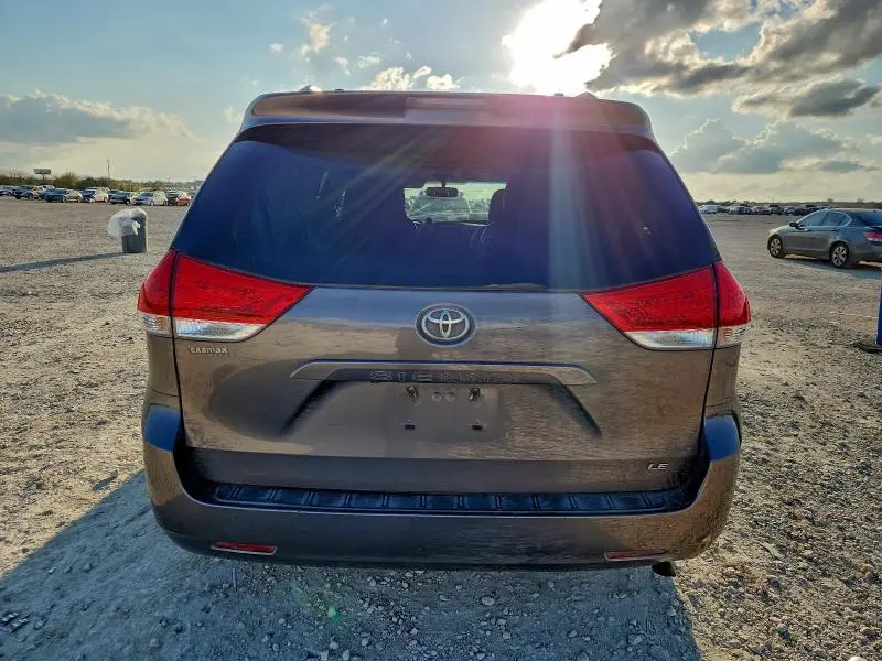 2014 TOYOTA SIENNA LE  