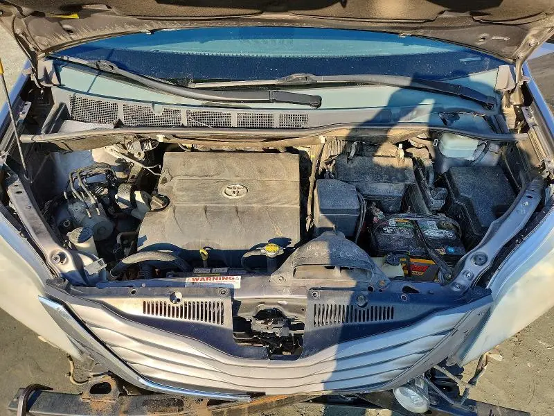 2013 TOYOTA SIENNA XLE  