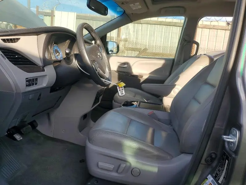 2017 TOYOTA SIENNA XLE  