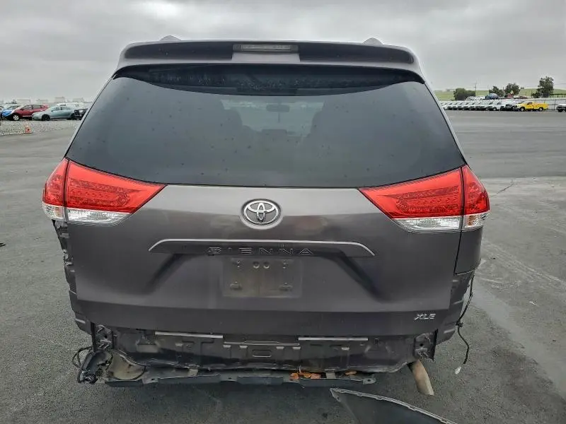 2014 TOYOTA SIENNA XLE  