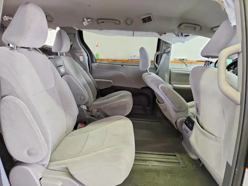 2018 TOYOTA SIENNA LE  