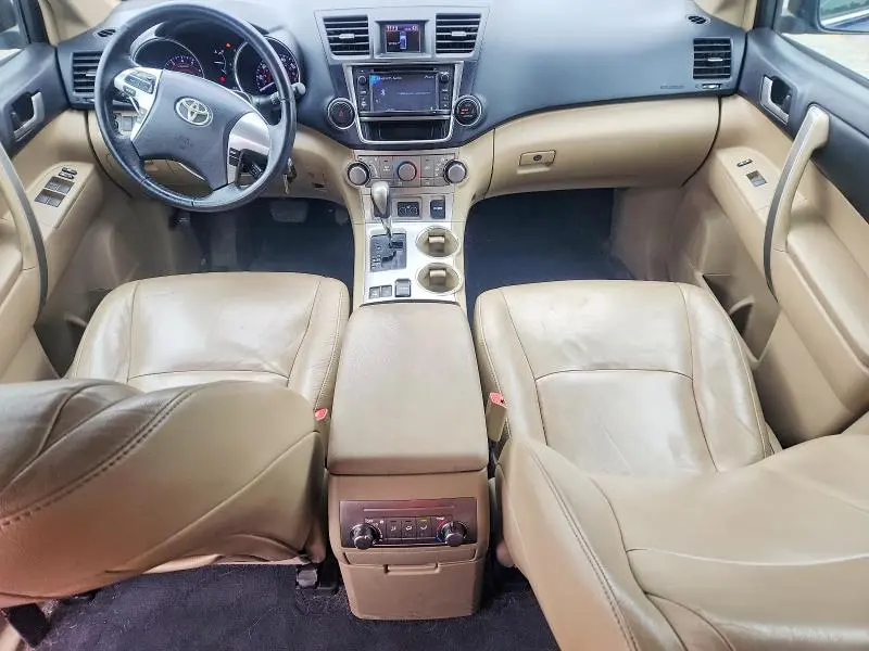 2013 TOYOTA HIGHLANDER SE  