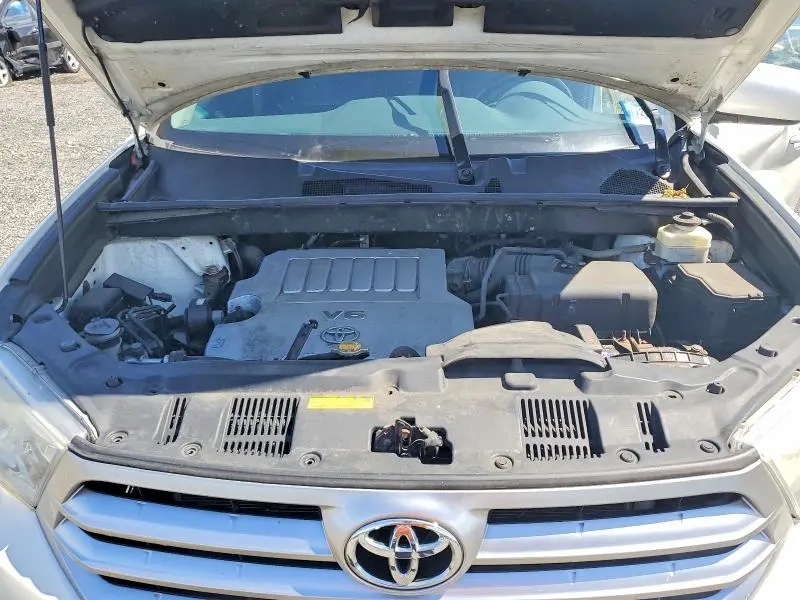 2013 TOYOTA HIGHLANDER SE  