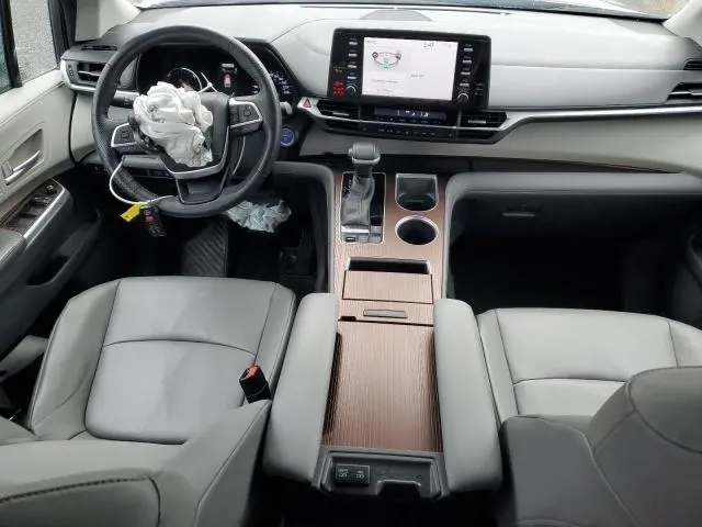 2022 TOYOTA SIENNA LE  