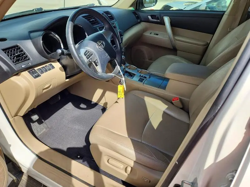 2013 TOYOTA HIGHLANDER SE  