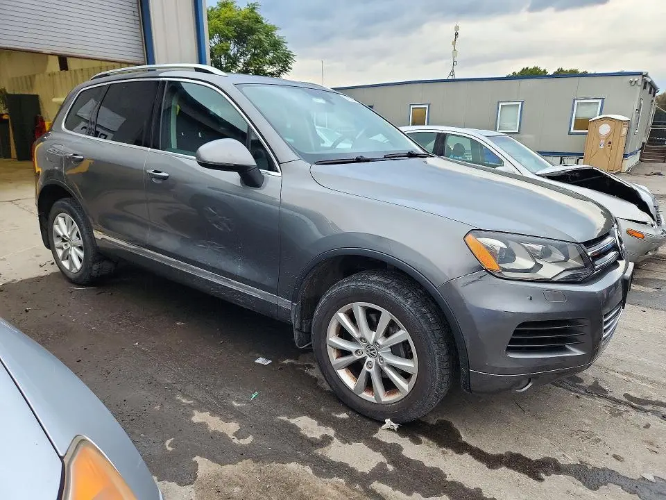 2014 VOLKSWAGEN TOUAREG V6  