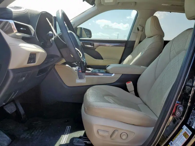 2024 TOYOTA HIGHLANDER LE  