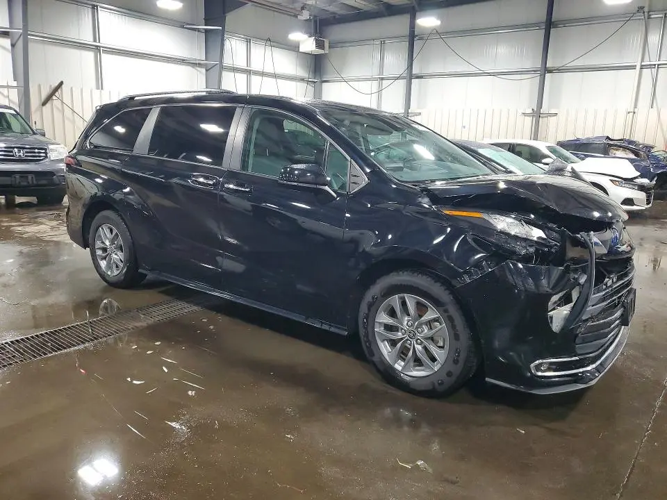 2022 TOYOTA SIENNA XLE  