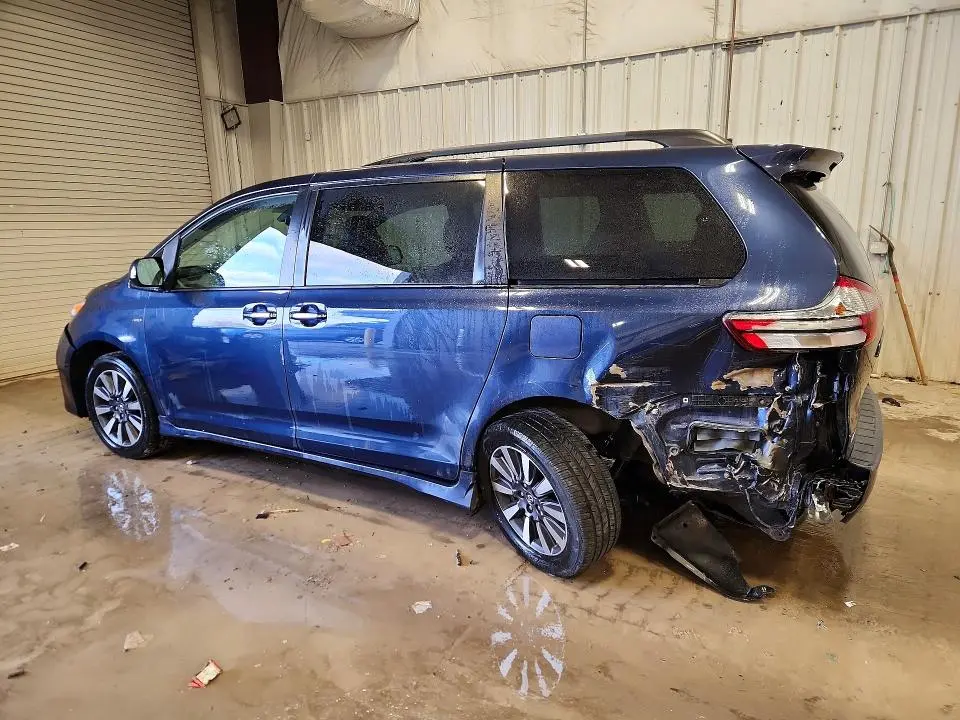 2018 TOYOTA SIENNA XLE  