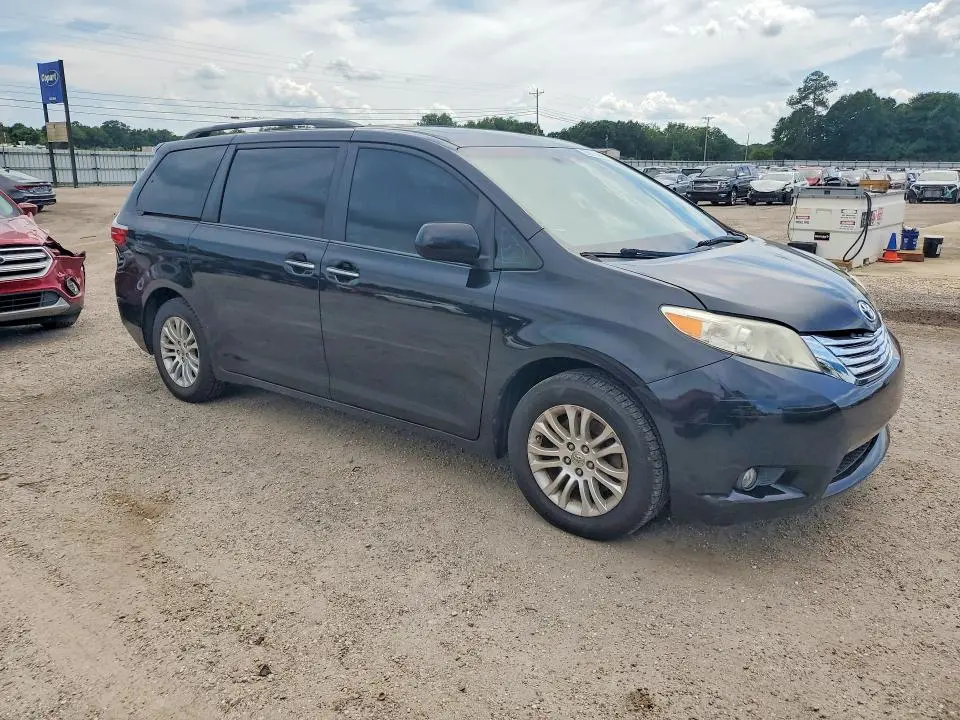 2015 TOYOTA SIENNA XLE 8-PASSENGER  