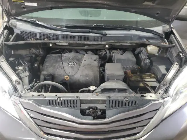 2017 TOYOTA SIENNA LE