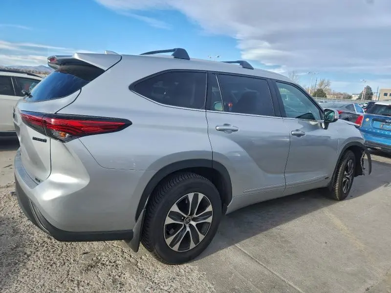 2022 TOYOTA HIGHLANDER HYBRID XLE  