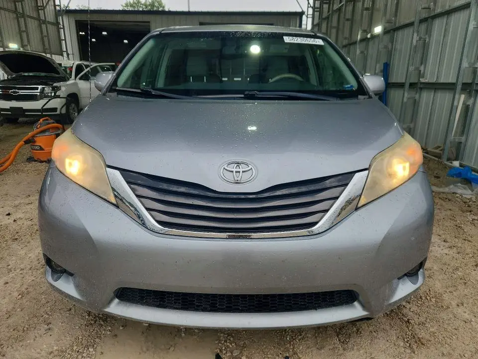 2011 TOYOTA SIENNA   