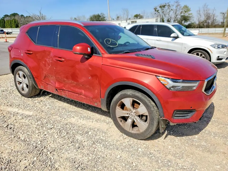 2020 VOLVO XC40 T4 MOMENTUM  