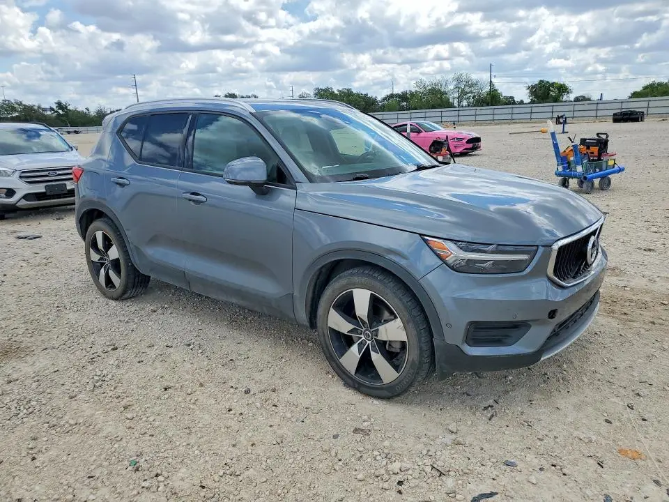 2019 VOLVO XC40 T5 MOMENTUM  