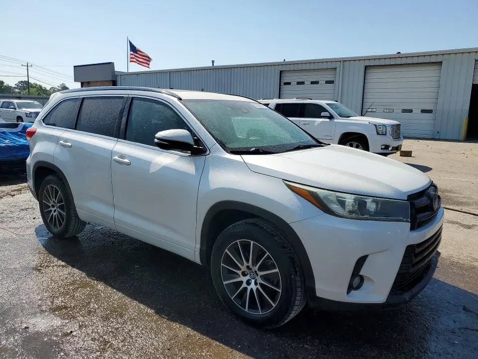 2018 TOYOTA HIGHLANDER SE  