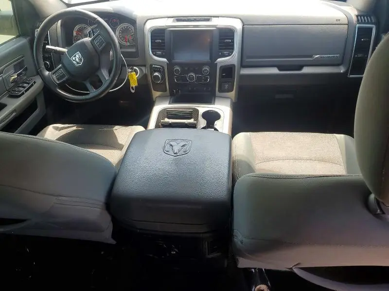 2016 RAM 1500 SLT  