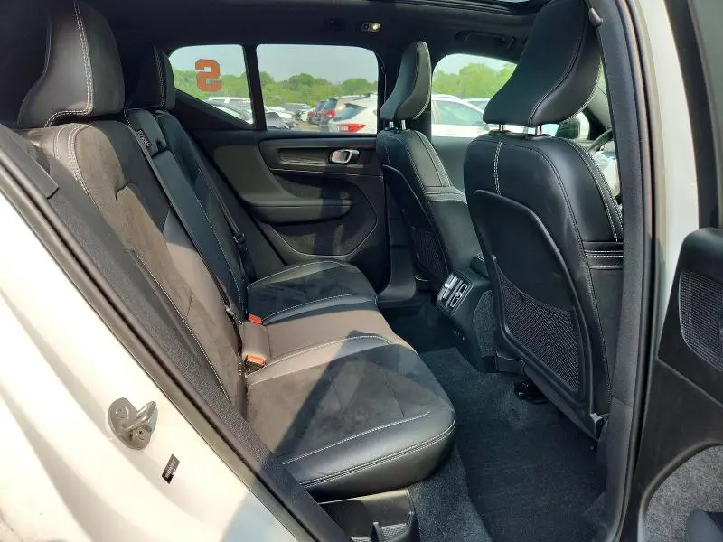 2022 VOLVO XC40 T5 R-DESIGN  