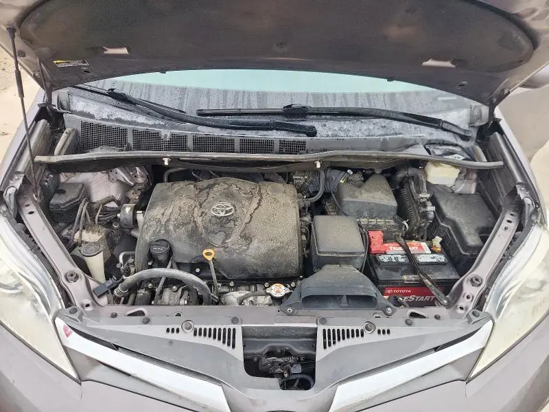 2019 TOYOTA SIENNA XLE  