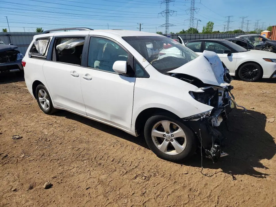 2017 TOYOTA SIENNA LE  